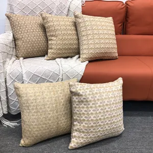 Coussin de canapé en tricot à motif quadrillé, décoration confortable pour salon et bureau.