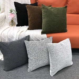 Housse de coussin décorative à rayures rétro nordiques pour votre canapé de salon.