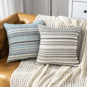 Strukturierter Kissenbezug Set mit modernen gestreiften geometrischen Mustern fürs Sofa.