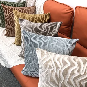 Set van luxe fluwelen kussenhoezen met gesneden pool, abstract golfmotief voor bank en bed.