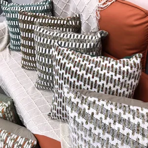 Nahaufnahme des strukturierten Chenille-Streifenkissenbezugs mit weichem Webstoff und gemütlich.