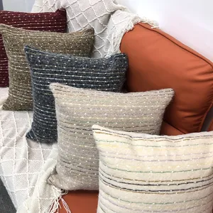 Gemütliche dekorative Streifen Kissen für Sofa und Bett, weiche strukturierte Kissenbezüge.