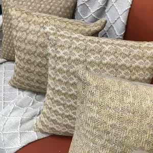 Détail en gros plan coussin tissé à motif grille, herbe PP texturée de qualité pour déco canapé.
