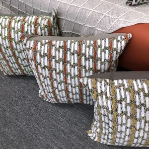 Nahaufnahme des strukturierten Chenille-Kissenbezugs mit stilvollem Streifendesign.