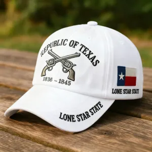 Primo piano dettagliato di berretto da baseball bianco con ricamo Texas e toppa.