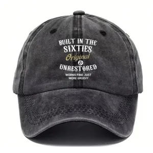 Dettaglio cappellino da baseball in cotone lavato vintage, berretto nero con grafica retrò sul davanti.