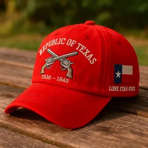 Berretto da baseball rosso Texas Republic con revolver ricamati e dettagli bandiera.