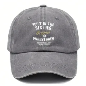 Primo piano dettaglio cappello dad vintage lavato grigio con design stampa testo.