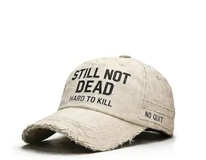 Cappellino da baseball ricamato e vintage con bordo sfrangiato e slogan per streetwear.