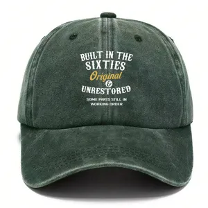 Cappellino da baseball vintage slavato con slogan stampato, dettaglio cappello casual.