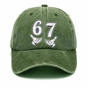 Vista dettagliata del cappellino da baseball verde slavato vintage con numeri e stampe di cartoni.