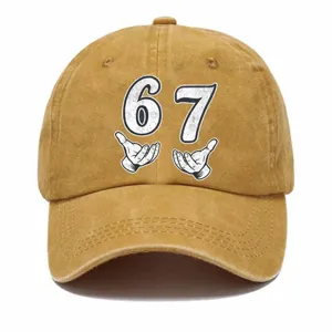 Cappellino da baseball kaki slavato in stile vintage con numero 67 e stampa di guanti.