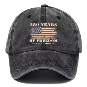 Stiloso cappellino da baseball vintage slavato nero con bandiera USA e grafica 250 anni.