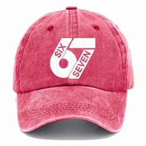 Primo piano molto dettagliato della stampa grafica sul cappellino da baseball rosso.