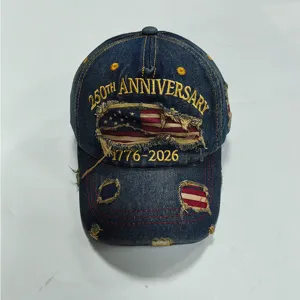 Cappellino da baseball in denim distressed con ricamo del 250° anniversario e bandiera per sole.