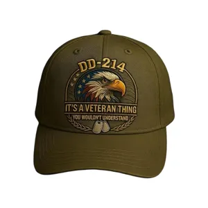 Primo piano dettagliato del berretto da baseball verde militare con ricamo a tema veterano.