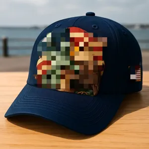 Classico cappellino da baseball blu scuro con visiera curva e occhielli traspiranti.