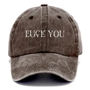 Dettaglio del cappellino da baseball vintage slavato con lettere ricamate e tessuto.