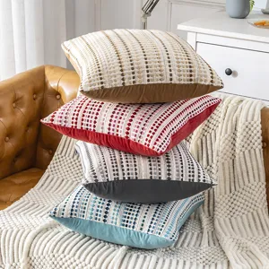 Dekorativer Kissenbezug mit gestreifter Textur für Sofa im Wohnzimmer und Bett im Schlafzimmer.