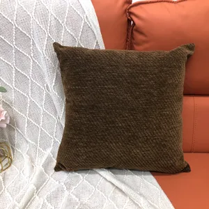 Détail de coussin décoratif texturé marron, housse de coussin pour canapé de salon.
