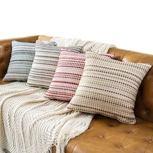 Strukturierte Kissen mit gestreiften Tufting-Details, ideal für Sofa und gemütliches Schlafzimmer.