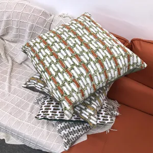 Nahaufnahme von strukturiertem Chenille-Gewebekissenbezug mit geometrischem Muster.