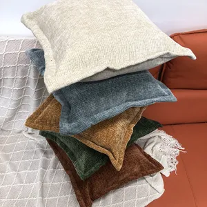 Detailansicht unifarbener Kissenbezüge aus Chenille, gestapelt in verschiedenen Farben.