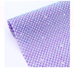 Primer plano detalle de rollo de tela de malla adhesiva de diamantes de imitación brillantes.