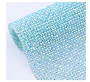 Vista detallada de hoja de diamantes de imitacion iridiscentes malla de cristal autoadesiva tela