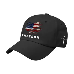 Classico berretto da baseball nero con stampa della bandiera e la scritta FREEDOM casual.