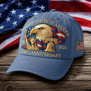 Primo piano dettagliato del ricamo patriottico con aquila sul cappellino da baseball blu.
