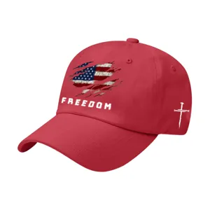 Cappellino da baseball rosso con bandiera USA consumata e stampa FREEDOM per uso quotidiano.