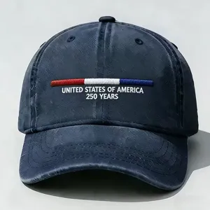 Vista dettagliata del cappellino da baseball ricamato con striscia tricolore e testo.