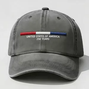 Dettaglio ravvicinato del berretto da baseball grigio scuro slavato con ricamo tricolore.