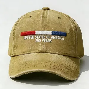 Dettaglio cappellino da baseball ricamato vintage 250 anni USA con testo frontale e barra tricolore.