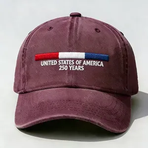 Vista dettagliata delle strisce ricamate rosso bianco blu e del testo USA 250 anni sul berretto.