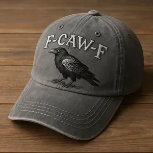 Cappellino da baseball grigio slavato vintage con corvo ricamato e lettere F-CAW-F per uso quotidiano.