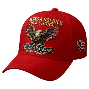 Berretto da baseball rosso ricamato con grafica di aquila e slogan patriottico veterano.