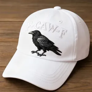 Cappellino da baseball bianco con corvo nero ricamato e testo F-CAW-F elegante sulla parte anteriore.