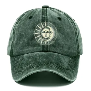 Cappello da baseball vintage slavato con stampa grafica unica di viso sole e luna chic.