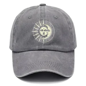 Primo piano del dettaglio con grafica vintage di sole e luna su berretto da baseball grigio.