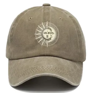 Primo piano dettagliato del berretto da baseball kaki vintage slavato con stampa di sole e luna.