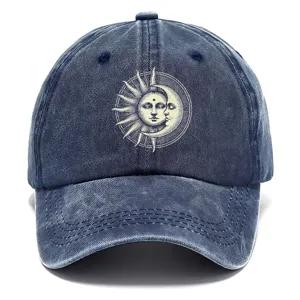 Cappello da baseball vintage slavato dettaglio frontale con grafica di sole e luna.