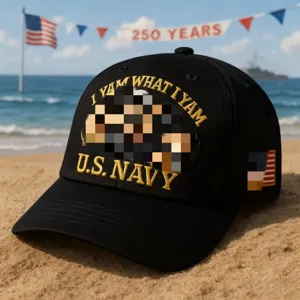 Cappellino da baseball nero ricamato con design U.S. Navy e dettagli commemorativi.
