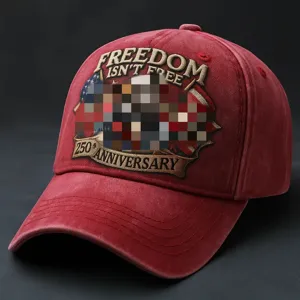 Cappellino da baseball rosso vintage con design ricamato libertà e 250° anniversario in dettaglio.