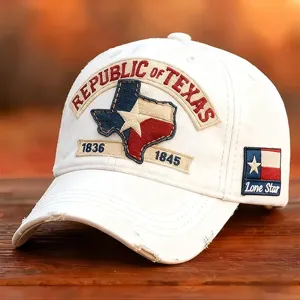 Vista dettagliata del cappellino da baseball bianco ricamato Texas con visiera curva.