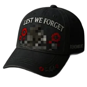 Cappellino da baseball nero ricamato con testo Lest We Forget e fiori di papavero per tutti.