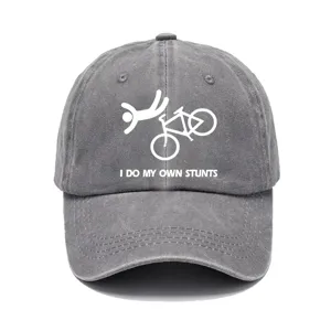 Cappellino da baseball grigio lavato dettaglio, stampa grafica acrobazia bici, visiera curva.