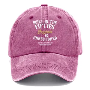 Dettaglio frontale berretto da baseball rosa lavato, stampa slogan vintage, cappello morbido.