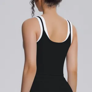 Vue arrière d'un soutien-gorge de sport côtelé à double couche en noir et blanc.